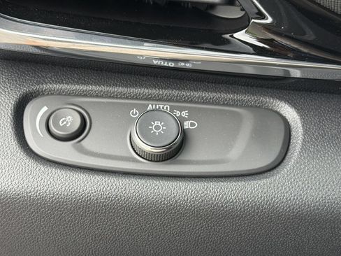 Certified 2025 Buick Envista Avenir FWD image 32