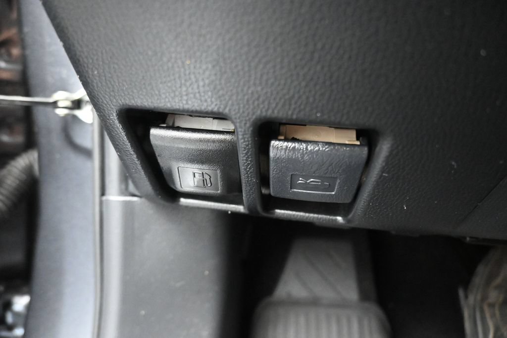 Used 2021 Toyota RAV4 LE FWD image 25