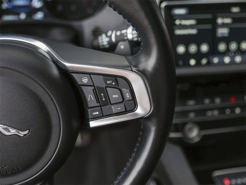 Used 2019 Jaguar F-PACE Prestige image 21