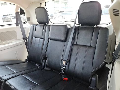 Used 2016 Chrysler Town & Country Touring FWD image 15