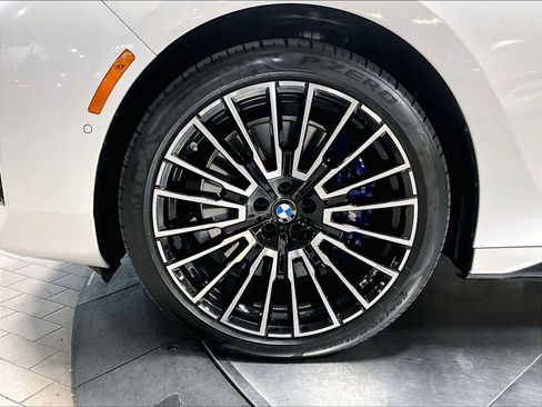 Used 2025 BMW 760i xDrive w/ Premium Package image 14