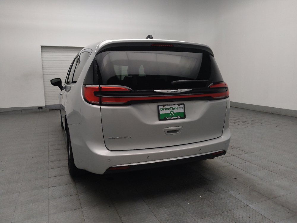 Used 2024 Chrysler Pacifica Touring-L FWD image 6