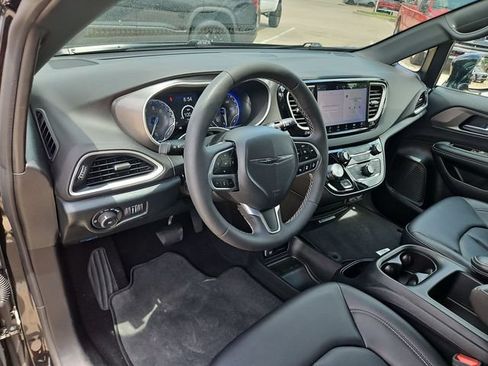 Used 2025 Chrysler Pacifica Select FWD image 10