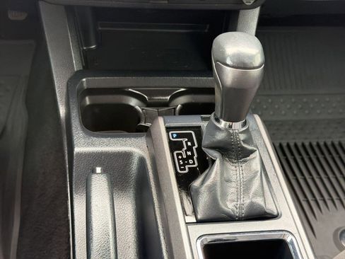 Used 2018 Toyota Tacoma TRD Off-Road AWD/4WD image 18