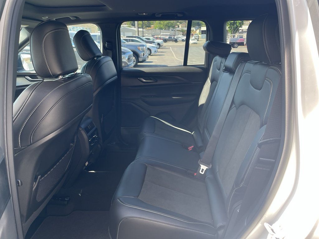Certified 2025 Jeep Grand Cherokee Altitude AWD/4WD image 18