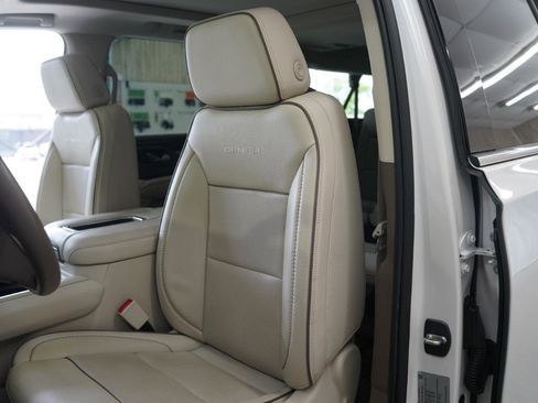 Used 2021 GMC Yukon XL Denali w/ Denali Premium Package AWD/4WD image 25