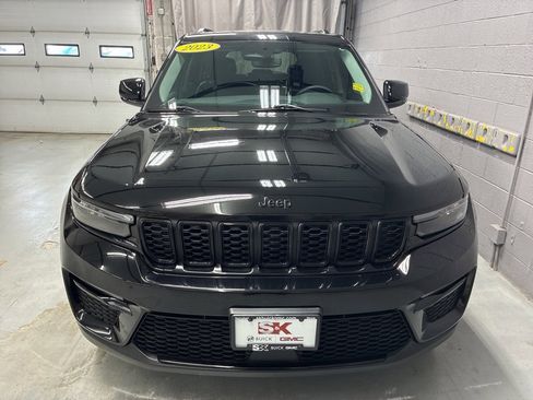 Used 2023 Jeep Grand Cherokee Limited w/ Black Appearance Package image 6