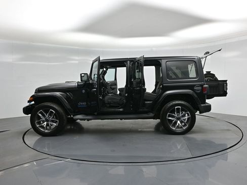 Used 2024 Jeep Wrangler Unlimited image 32