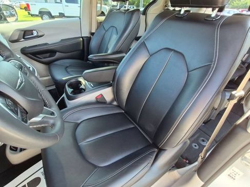 Used 2024 Chrysler Pacifica Touring-L FWD image 21