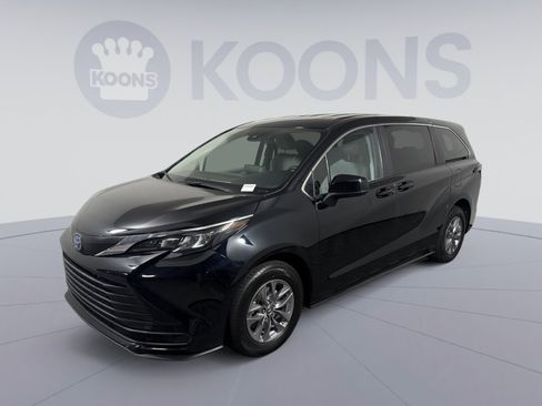 Used 2024 Toyota Sienna LE image 1