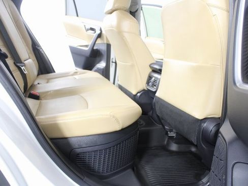 Used 2021 Toyota RAV4 XLE Premium image 22