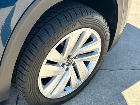 Used 2020 Volkswagen Atlas Cross Sport SE w/ Towing Package image 13