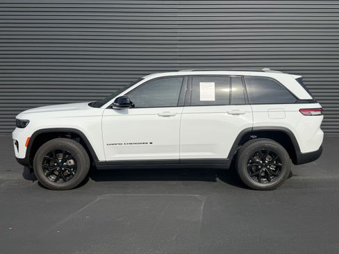 Used 2025 Jeep Grand Cherokee Altitude RWD image 2