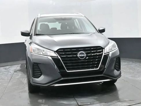 Used 2023 Nissan Kicks SV image 3