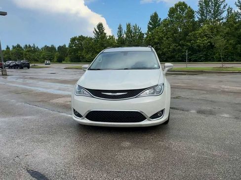 Used 2017 Chrysler Pacifica Touring-L FWD image 3