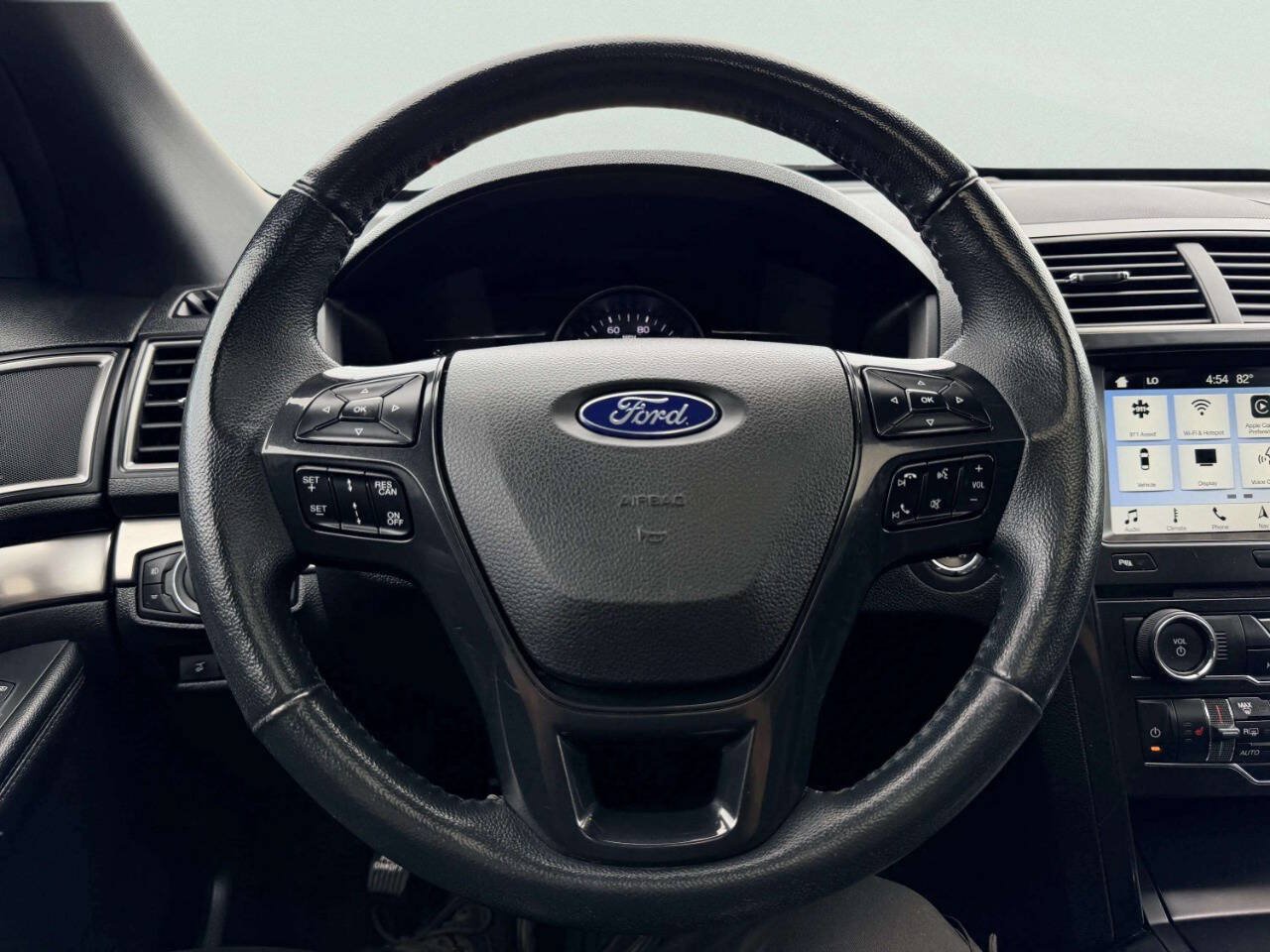 Used 2018 Ford Explorer XLT w/ XLT Appearance Package AWD/4WD image 32
