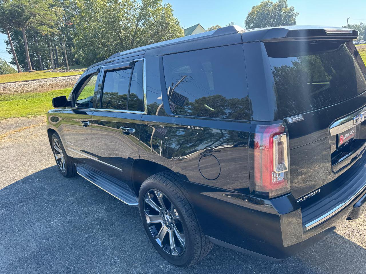 Used 2015 GMC Yukon Denali w/ Open Road Package RWD image 23
