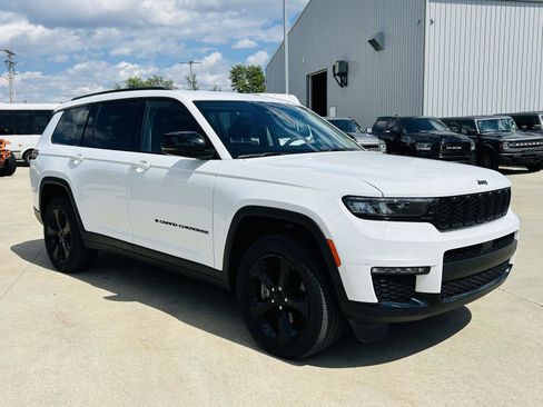 Used 2023 Jeep Grand Cherokee L Limited w/ Black Appearance Package AWD/4WD image 2