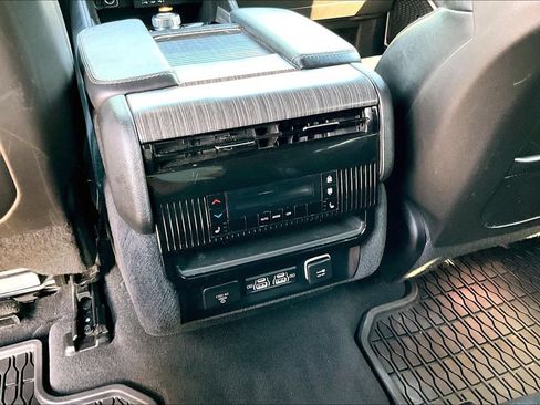 Used 2024 Jeep Wagoneer L Series II w/ Flexible Seating Group AWD/4WD image 34