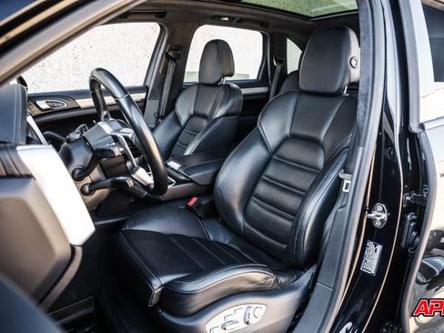 Used 2015 Porsche Cayenne Turbo image 4