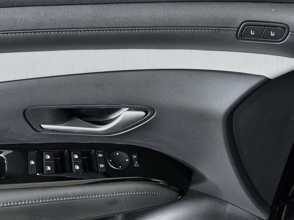 Certified 2025 Hyundai Santa Cruz Limited AWD/4WD image 25