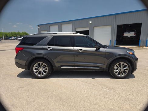Used 2020 Ford Explorer Limited RWD image 2