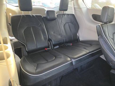 Used 2022 Chrysler Pacifica Limited AWD/4WD image 10