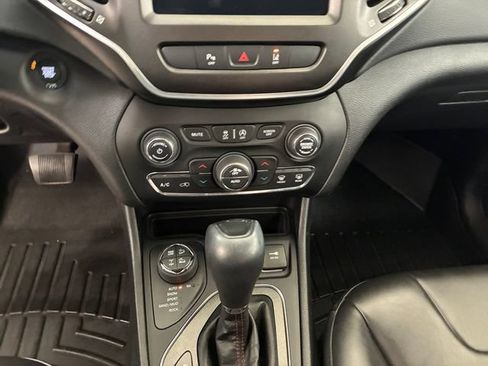 Used 2021 Jeep Cherokee Trailhawk AWD/4WD image 21
