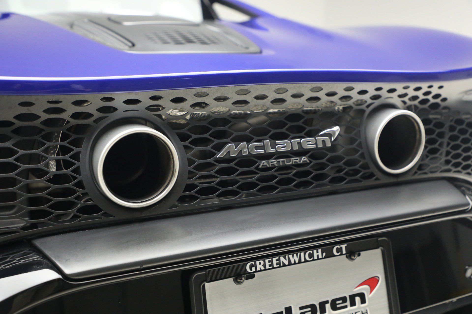 Used 2024 McLaren Artura RWD image 31