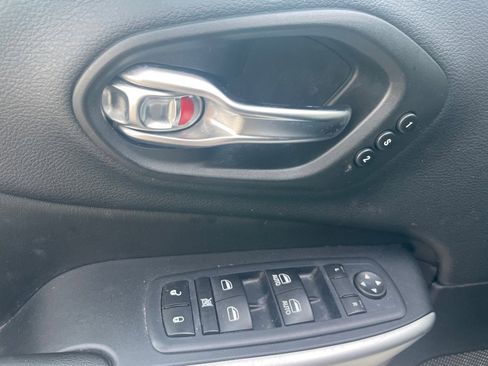 Used 2017 Jeep Cherokee Overland FWD image 17
