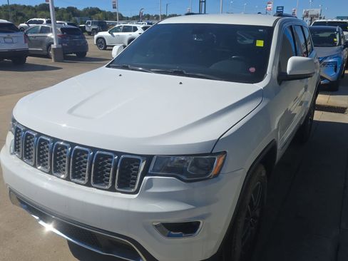 Used 2020 Jeep Grand Cherokee Laredo w/ 18" Wheel & 8.4" Radio Group image 5