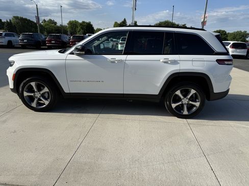 Used 2024 Jeep Grand Cherokee Limited w/ Trailer Tow Package AWD/4WD image 5