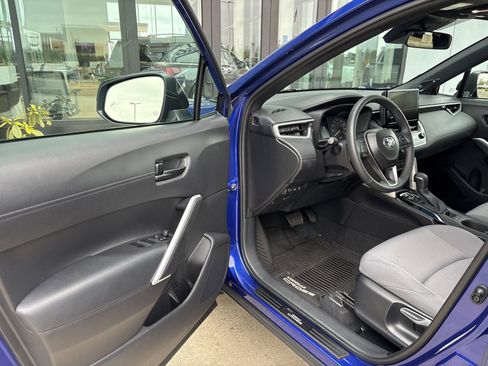 Used 2025 Toyota Corolla Cross AWD Hybrid w/ Moonroof Package image 9