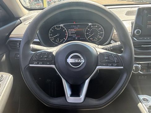 Used 2025 Nissan Altima 2.5 SV FWD image 25