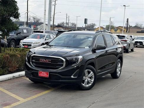 Used 2021 GMC Terrain SLE w/ Driver Convenience Package image 2