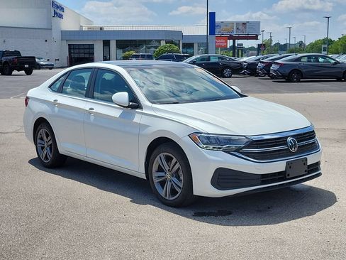 Used 2023 Volkswagen Jetta SE w/ Panoramic Sunroof Package FWD image 4