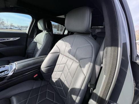 Used 2023 BMW 740i w/ Executive Package image 16