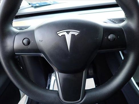 Used 2021 Tesla Model Y Long Range image 17
