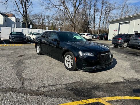 Used 2019 Chrysler 300 Touring w/ Sport Appearance Package image 5