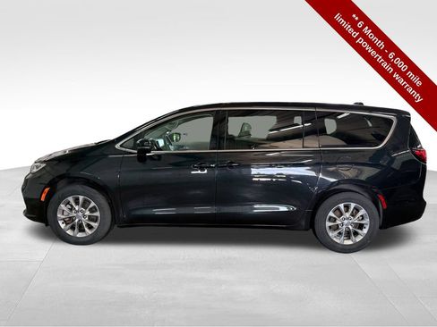 Used 2023 Chrysler Pacifica Touring-L w/ Uconnect Theater Family Group AWD/4WD image 2