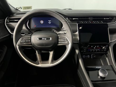 Used 2024 Jeep Grand Cherokee Limited w/ Luxury Tech Group II image 14