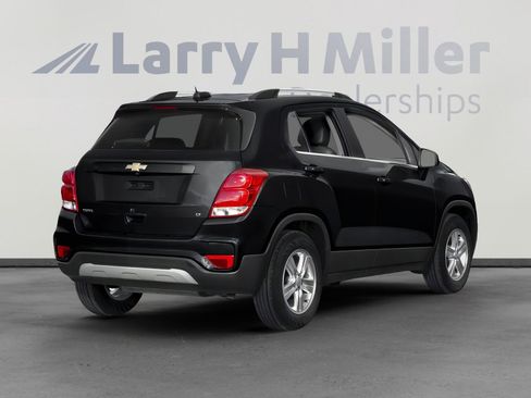 Used 2018 Chevrolet Trax LT w/ Driver Confidence Package FWD image 2