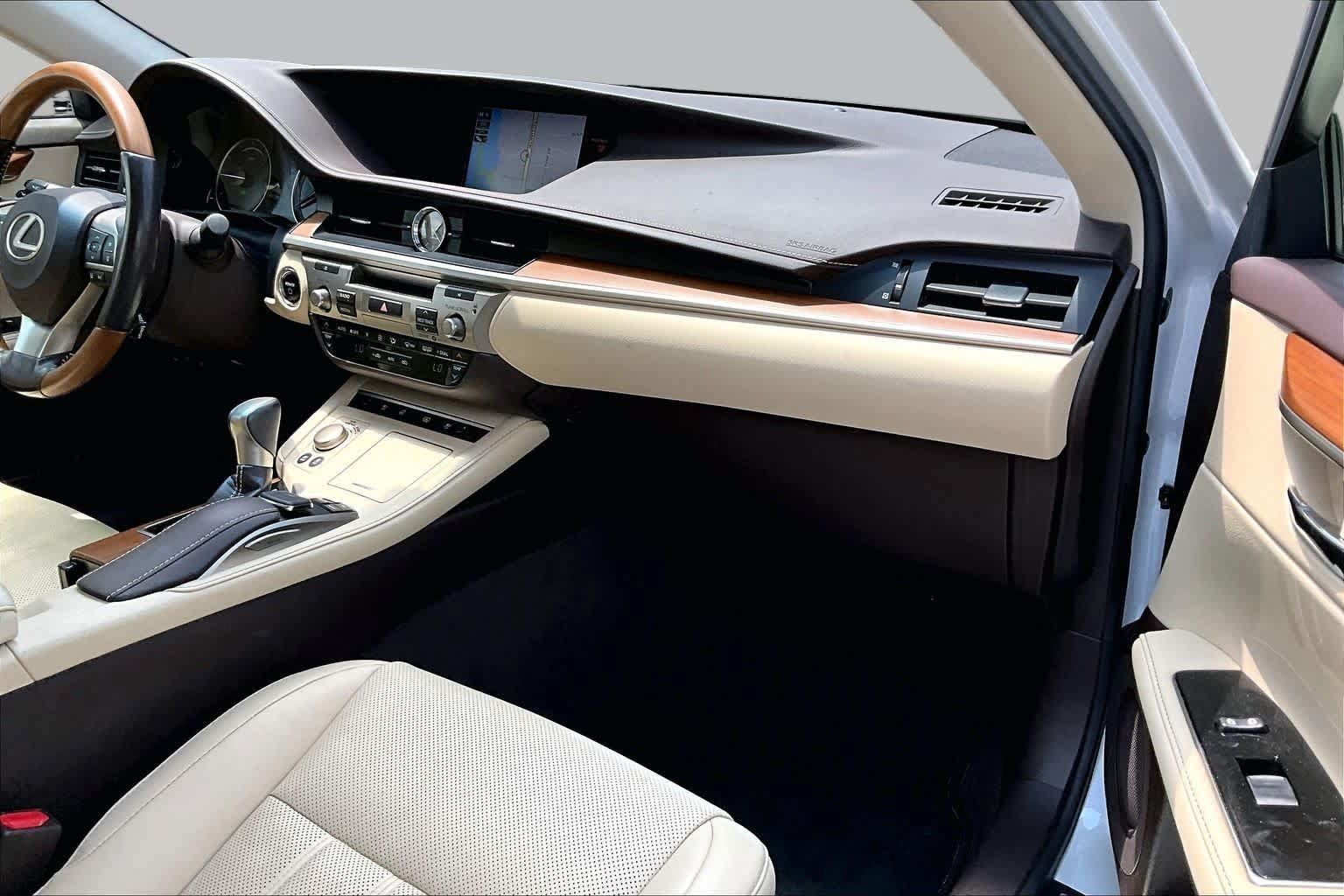 Used 2018 Lexus ES 300h w/ Luxury Package FWD image 17