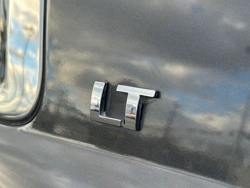 Used 2015 Chevrolet Suburban LT w/ Luxury Package image 12