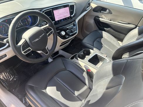 Used 2024 Chrysler Pacifica Touring-L FWD image 9