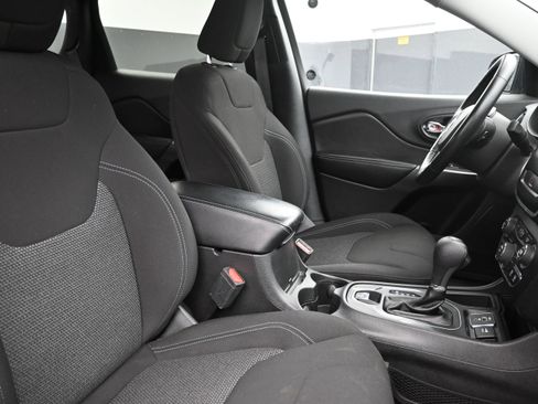 Used 2020 Jeep Cherokee Latitude w/ Cold Weather Group FWD image 27