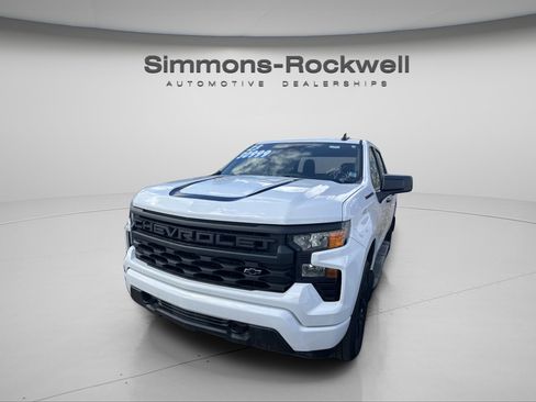 Used 2023 Chevrolet Silverado 1500 Custom image 3