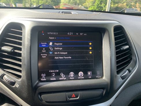 Used 2018 Jeep Cherokee Latitude Plus AWD/4WD image 16
