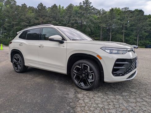 New 2026 Volkswagen Tiguan SEL R-Line AWD/4WD image 2