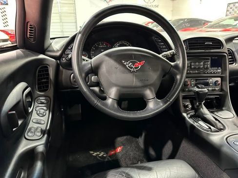 Used 2004 Chevrolet Corvette Convertible w/ Preferred Equipment Group RWD image 10